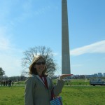 holding-the-monument Elisabeth "holding" the monument